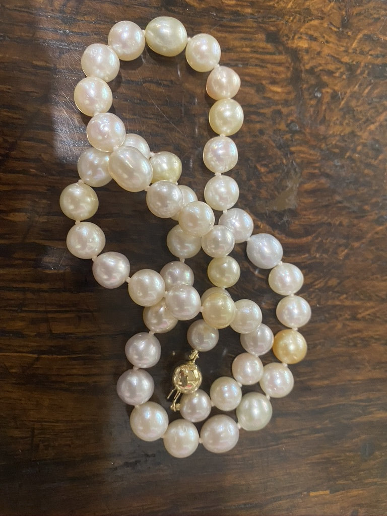 TA204407 pearl necklace with gold clasp