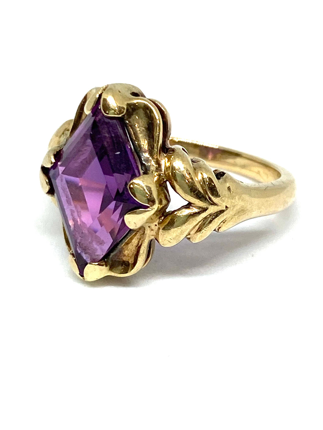 18kt YG Synthetic Purple Sapphire Ring