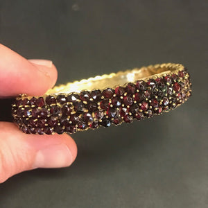 JA0237 Gilt Metal Garnet Bracelet