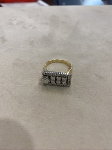 SM0026 yellow gold with three different size diamonds